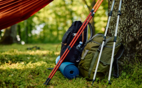 camping-essentials-rucksack-hängematte-im-wald