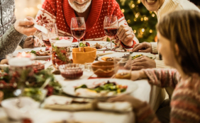Eine Familie sitzt zu Weihnachten am gedeckten Tisch