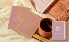 Moodbild mit 2 Karten der Box "Slow down" von Elma van Vliet, rechts unten in der Ecke befindet sich das Cover der Box