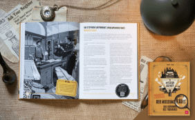 Aufgeschlagenes Rätselbuch "Der Museumsraub – Das Geheimnis des Tigerausrufs" mit einer Illustration und Text zur Lösung eines Falls, umgeben von einer Pfeife und einer Taschenuhr.