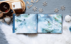 Aufgeschlagenes Buch "My frozen Memories" im weihnachtlichen Setting passend zum Buchcover