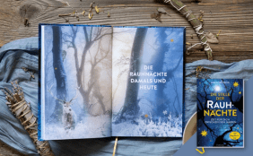 Aufgeschlagenes Buch "Die Stille der Rauhnächte" in einem passendem Ambiente, dekoriert mit Räucherutensilien auf Holz und einem blauen Tuch, im rechten Eck ist das Cover des Buches abgebildet