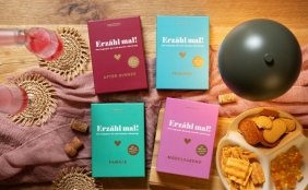 Erzähl mal!-Spiele von Elma van Vliet in passendem Ambiente mit Sektgläsern und einer Nasch-Schale