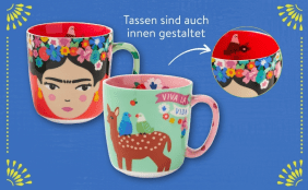 Zwei bunt gestaltete Keramiktassen vor blauem Hintergrund. Eine Tasse zeigt ein Porträt von Frida Kahlo, die andere ein Reh mit Vögeln und dem Schriftzug „Viva la Vida“. Ein Hinweistext erklärt, dass die Tassen auch innen gestaltet sind.