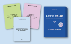 Das Fragespiel „Let's Talk!“ für Eltern und Teenager wird mit Beispielkarten vorgestellt. Die Fragen, wie „Was würdest du tun, wenn du einen Tag lang zu Hause das Sagen hättest?“, sollen Gespräche ohne Ablenkung durch Technik fördern.