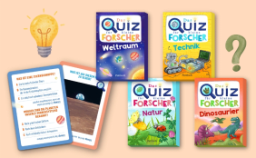 Vier verschiedene Quiz-Boxen aus der Reihe „Das Quiz für kleine Forscher“ von Pattloch. Die Themenbände umfassen „Weltraum“ (Dunkelblau), „Technik“ (Gelb), „Natur“ (Grün) und „Dinosaurier“ (Orange). Links sind beispielhaft zwei Fragekarten mit Multiple-Choice-Fragen abgebildet (z. B. „Was ist eine Sternschnuppe?“)