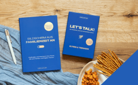 Holzuntergrund mit den beiden Titeln "Bildschirm aus - Familienzeit an" und "Let's talk!" von der Autorin Elma van Vliet. Rechts unten im Eck ist eine Snackschale mit Nüssen und Salzstangen zu sehen.
