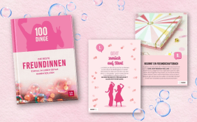 Rosa Buch '100 Dinge für beste Freundinnen' mit zwei aufgeschlagenen Innenseiten. Seifenblasen im Hintergrund.