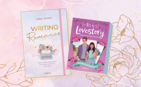 Zwei Schreib- und Kreativprodukte auf einem hellrosa Hintergrund mit feinen Goldsprenkeln. Links liegt das Eintragbuch „Writing Romance – Dein Schreib-Workshop“ von Linda Schipp mit einer illustrierten Schreibmaschine auf dem Cover. Rechts daneben steht die lila Box des Inspirations-Kartensets „It’s a Love Story – Erfinde deine eigene Romance“ von Pattloch.