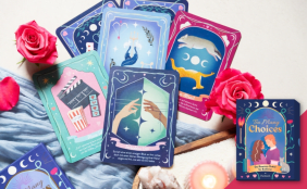 Produktbild des Orakelsets „Too Many Choices“ von Pattloch, dessen dunkelblaue Box unten rechts abgebildet ist. Mehrere bunt illustrierte Karten mit Textabschnitten und Titeln wie „Movie Set“, „Forbidden Love“ und „Opposites Attract“ liegen nebeneinander. Die Szenerie ist stimmungsvoll mit rosa Rosen, blauem Stoff und einer brennenden Kerze im Vordergrund gestaltet.
