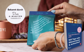 Hände reißen Kalenderblatt vom 6-Minuten-Tagesabreißkalender 2027 ab. Produktverpackung rechts unten eingeblendet.