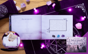 Aufgeschlagenes Buch mit Suchrätsel auf violettem Stoff mit Kristallen, Lichterkette und Cover-Einblendung rechts.