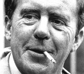 Heinrich Böll mit Zigarette