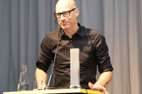 Joachim Meyerhoff bekommt den Jonathan Swift Preis verliehen