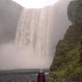 Anne vorm Wasserfall Skógafoss