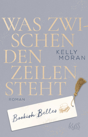 Cover von Kelly Morans "Bookish Belles – Was zwischen den Zeilen steht", blauer Hintergrund, goldene große Buchstaben, "Bookish Belles" steht auf einem Lesezeichen mit goldener Quaste