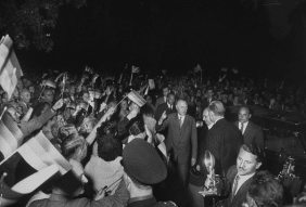 Adenauer beim Wahlkampf