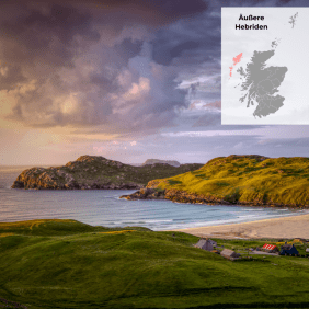 Foto von einem Strand auf den Äußeren Hebriden, ein Sturm zieht auf, grüne Hügel sind zu sehen. Außerdem ist eine Karte abgebildet, die die Inselgruppe nordwestlich von Schottland zeigt.