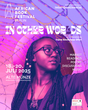 Der Flyer zum African Book Festival: Ein Foto von Ivana Akotowaa Ofori vor einer Art Planet im Hintergrund. Alles in Pink gehalten. Oben steht in weißen Buchstaben In Other Worlds. Dazu gibt es noch einige Angaben zum Datum und den Themen (siehe Newsmeldung)