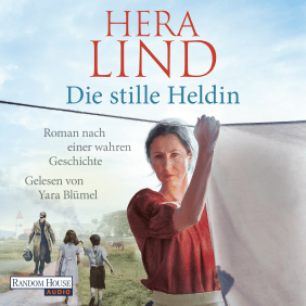 Hörbuch-Cover von "Die stille Heldin" von Hera Lind. Eine Frau mit ernstem Blick hängt ein weißes Laken auf eine Wäscheleine, während im Hintergrund ein Mann mit Augenklappe und zwei Kinder auf einem Feldweg gehen.