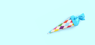 blauer hintergrund, bunte schultüte