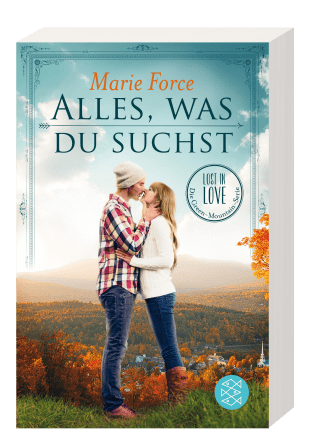 3D-Ansicht eines Buchcovers von Marie Force mit dem Titel »ALLES, WAS DU SUCHST«. Der Name der Autorin steht in orangefarbener Schrift ganz oben, gefolgt vom Titel in großen, dunkelblauen Großbuchstaben auf einem hellblauen Himmelshintergrund. Das Cover zeigt ein Paar, das sich vor einer herbstlichen Landschaft mit bewaldeten Hügeln und einer kleinen Ortschaft küsst. Der Mann trägt ein kariertes Hemd und eine Mütze, die Frau einen weißen Strickpullover.