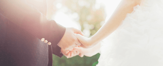 Hochzeitspaar hält die Hände