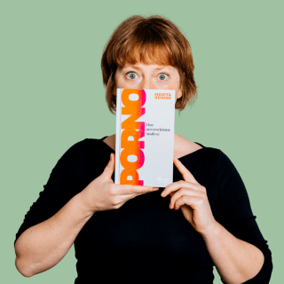 Eine Frau mit roten Haaren und einem schwarzen Pulli hält «Porno» von Madita Oeming vor den Mund