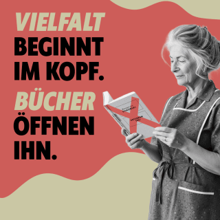 Eine ältere Frau mit grauen Haaren und in Kittelschürze liest «Untenrum frei» von Margarete Stokowski