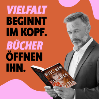 Ein mittelalter Mann im Anzug liest «Witches, Bitches, It-Girls» von Rebekka Endler