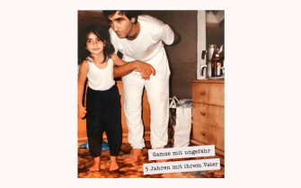 Gamze mit ungefähr 5 Jahren mit ihrem Vater