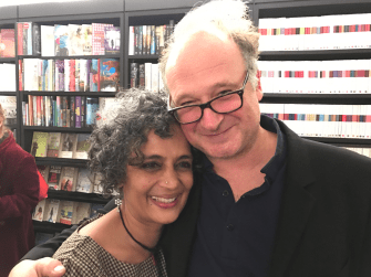 Arundhati Roy mit Verlagsmitarbeiter
