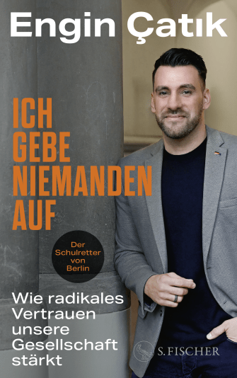 Das Buchcover von "Ich gebe niemanden auf" von Engin Çatık. Es zeigt den Autor, wie er in einem grauen Sakko lächelnd an einer Säule lehnt. Der Untertitel lautet: "Wie radikales Vertrauen unsere Gesellschaft stärkt".