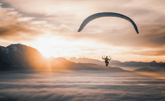 Paraglider über der Wolkendecke