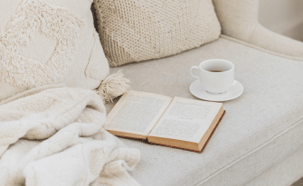 Aufgeschlagenes Buch auf Couch