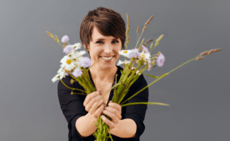 Gina Schöler mit Blumen