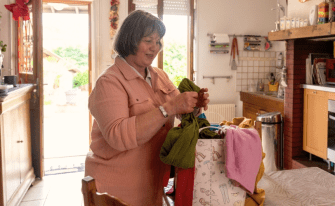 Frau beim Aufräumen, Frühlingsstimmung