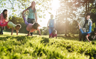 Schubkarrenrennen mit Kindern