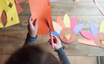 Kind bastelt Huhn