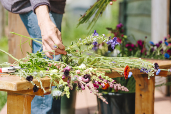 Wildblumen zur weiteren Verarbeitung gestapelt