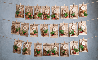 Adventskalender Papiertüten an Leinen aufgehangen