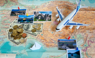 Weltkarte mit Fotos, Geld und kleinem Flugzeug zum Thema Kreative Geldgeschenke zur Hochzeit