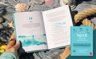 Aufgeschlagenes Buch "Meer macht glücklich" aus dem Groh Verlag im sommerlichen, maritimen Setting fotografiert
