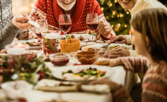 Eine Familie sitzt zu Weihnachten am gedeckten Tisch