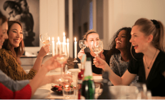 Freundinnen stoßen mit Weingläsern an