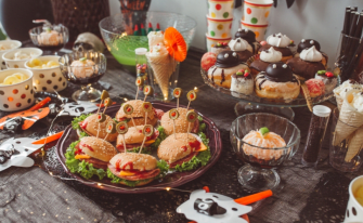 Halloweenbuffet mit Essen im gruseligen Stil