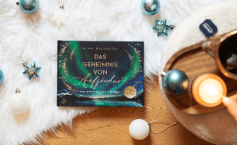 Cover "Das Geheimnis von Asfjördur" in weihnachtlichem Ambiente passend zum Titel