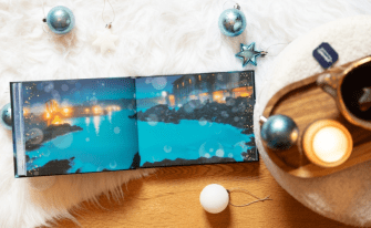 Aufgeschlagenes Buch "Das Geheimnis von Asfjördur" in weihnachtlichem Ambiente passend zum Buch