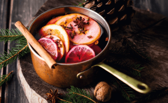 Winterpunsch in altem Topf in weihnachtlicher Atmosphäre