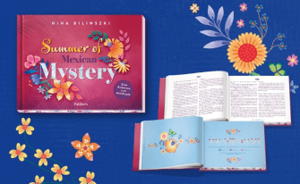 Präsentation des Miträtsel-Romans „Summer of Mexican Mystery“ von Nina Bilinszki. Neben dem pinkfarbenen Cover mit floralen Elementen sind aufgeschlagene Innenseiten mit Text sowie eine Rätselseite mit Streichholz-Gleichungen vor einem dunkelblauen Hintergrund zu sehen.